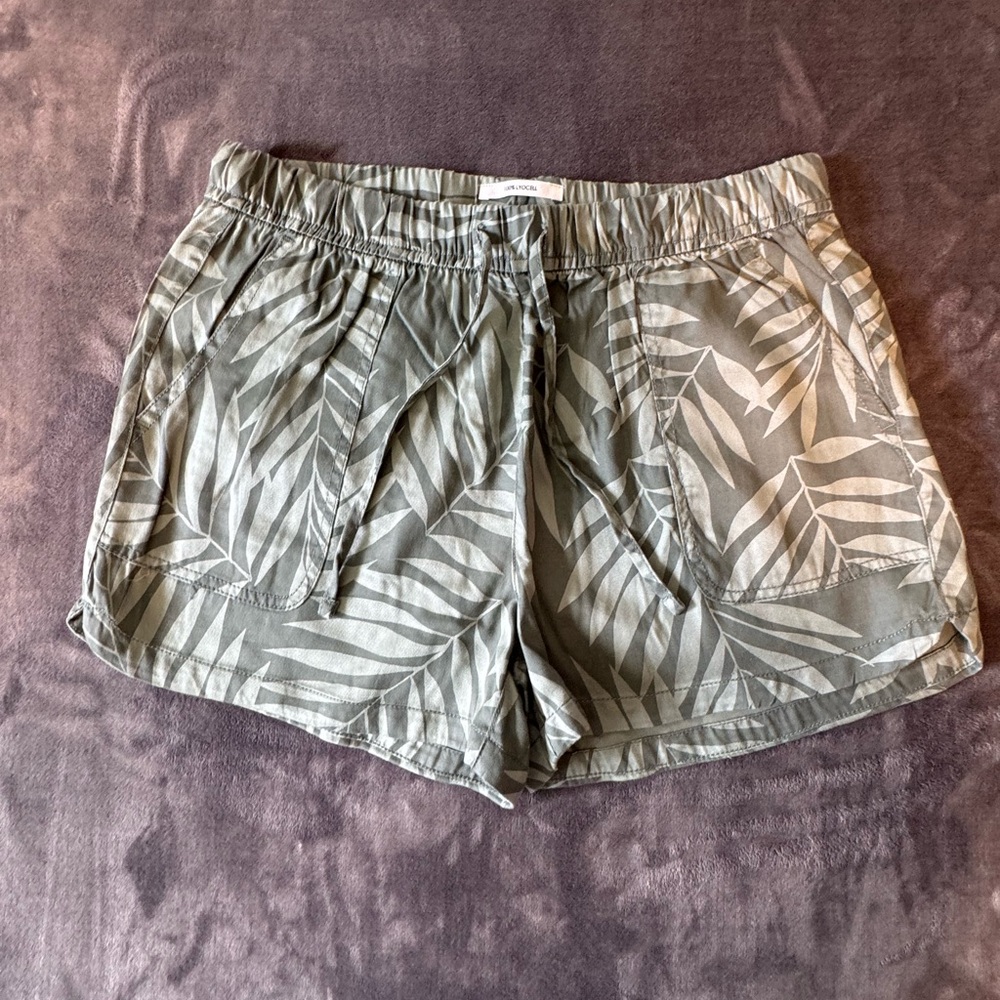 Leaf Print Women's Shorts